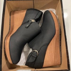 Women’s platform ankle bootie, brand new in box